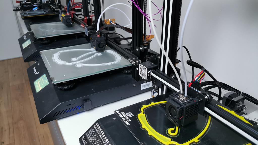 Imprimantes 3D en cours d'impression de visières de protection